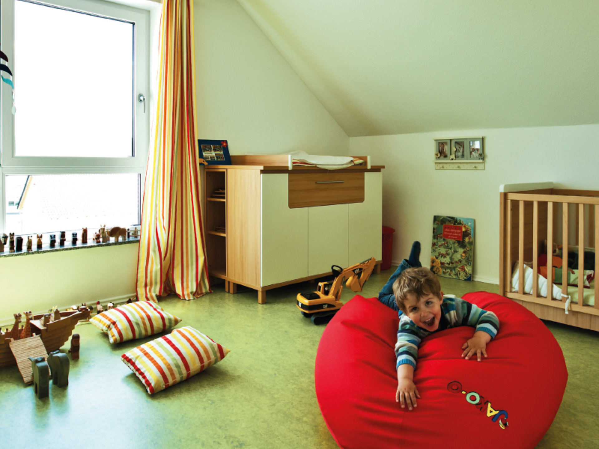 Haus Thiel bringt Farbe ins Spiel – farbige Beläge sind gerade in Kinderzimmern ein Highlight, (Foto: BAUMEISTER-HAUS)