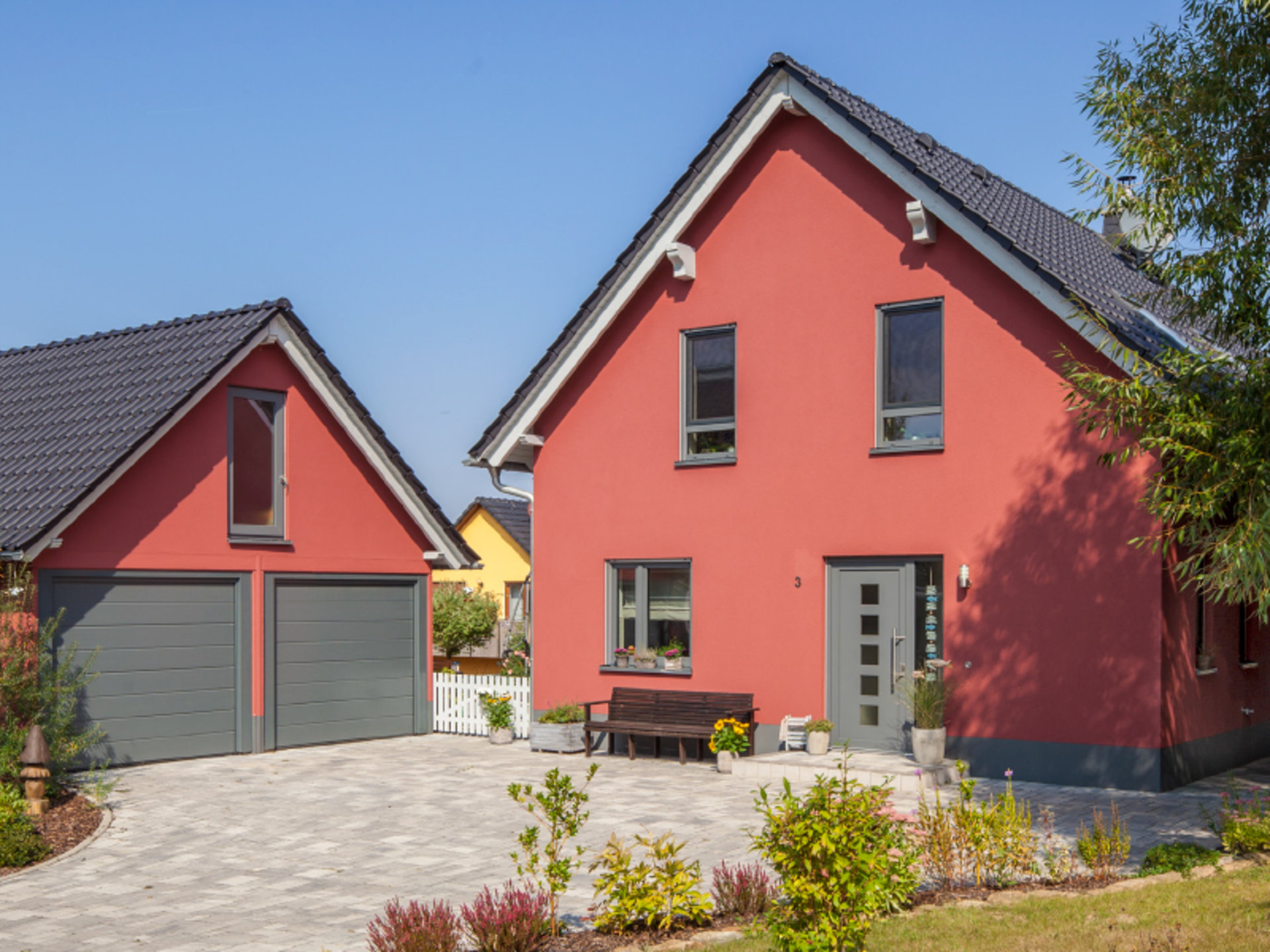 Haus Urban – Die Doppelgarage lässt sich auf zwei Ebenen perfekt zum Eigenheim ergänzen. (Foto: BAUMEISTER-HAUS)