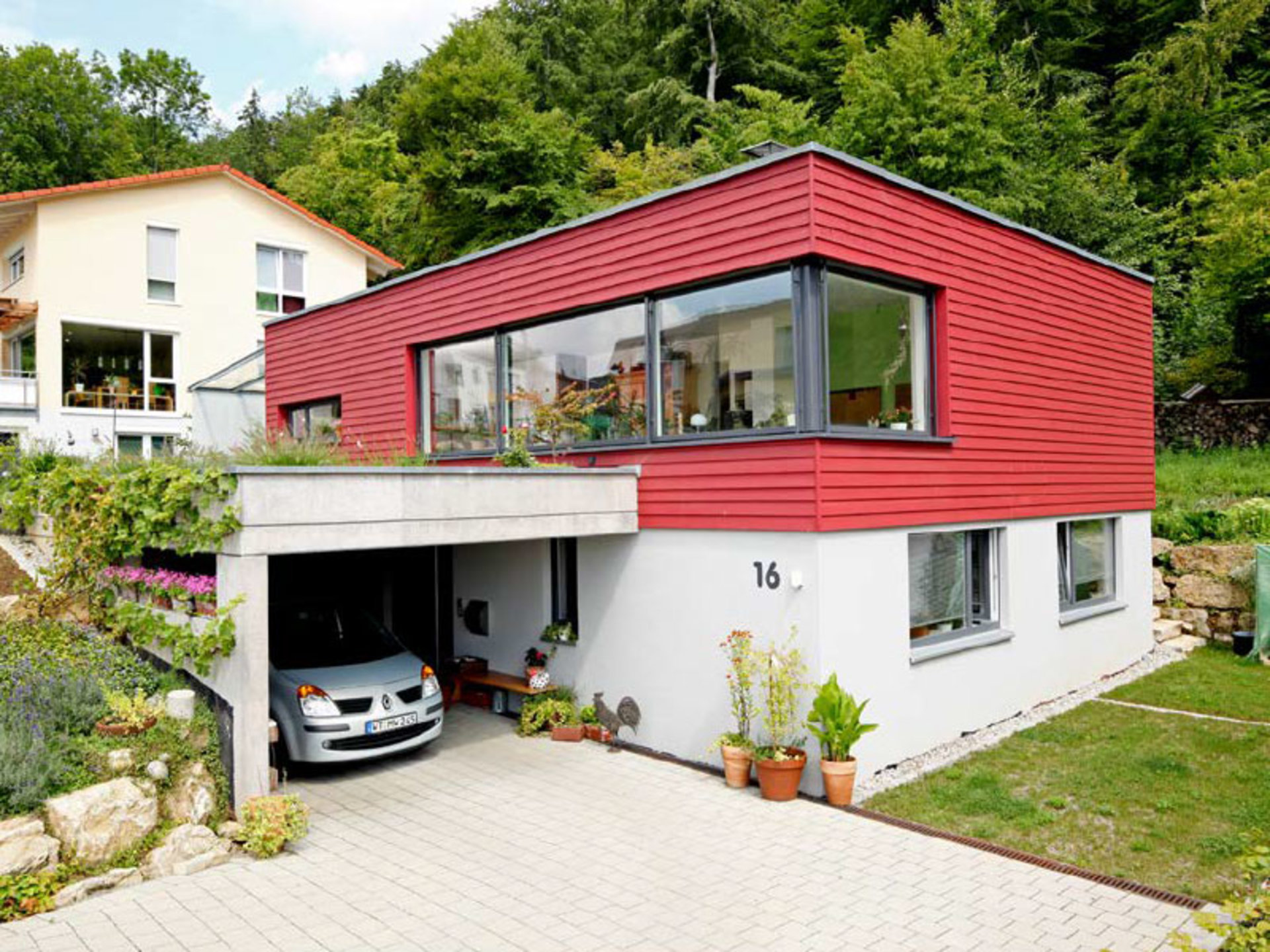 Einfach aber schick präsentiert sich Haus Breitenbach mit einer farbenfrohen Fassade. (Foto: BAUMEISTER-HAUS)