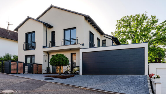 Haus Brombach | Markante Stadtvilla mit Suite.