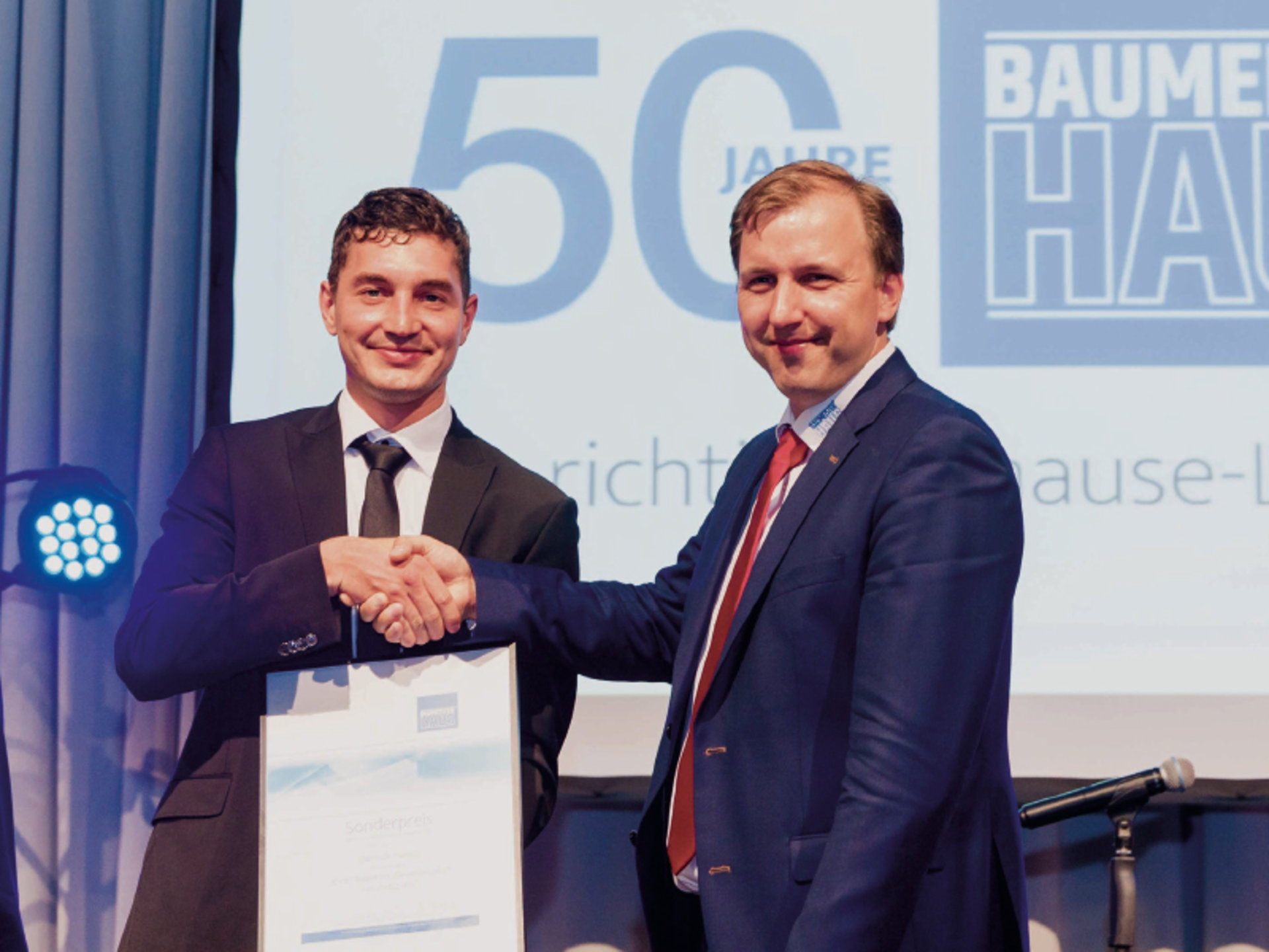 Dominik Gampp von der Projektbau Mutter AG erhält den Sonderpreis für den Bauzeitenplan. (Foto: BAUMEISTER-HAUS)