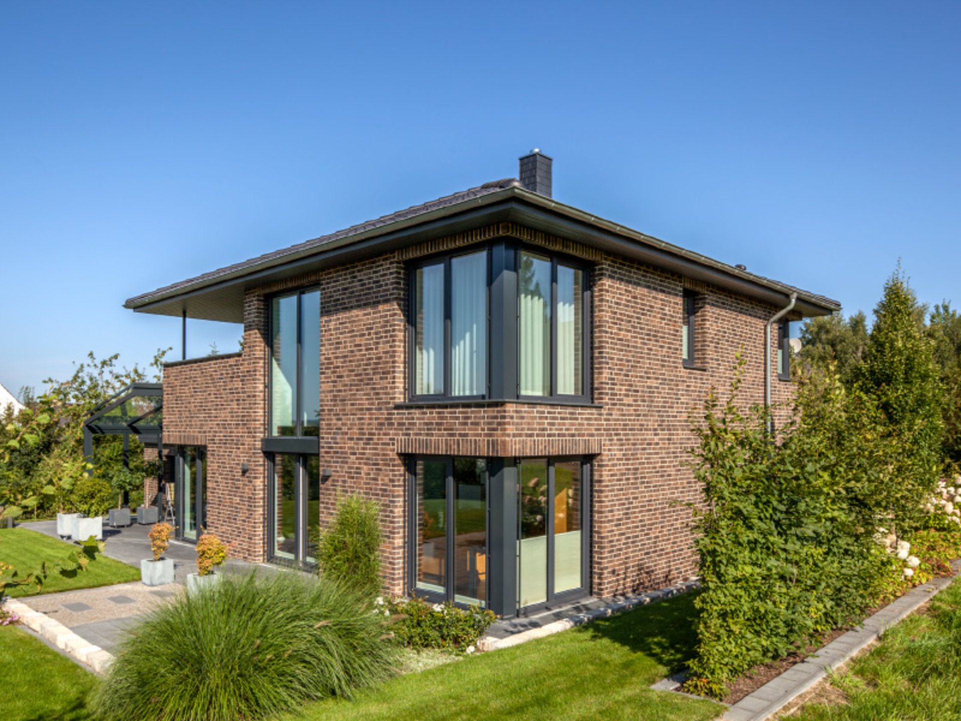 Haus Jessen präsentiert einen Klinkerbau auf eine ganz neue, moderne Art und Weise in Erdtönen. (Foto: BAUMEISTER-HAUS)