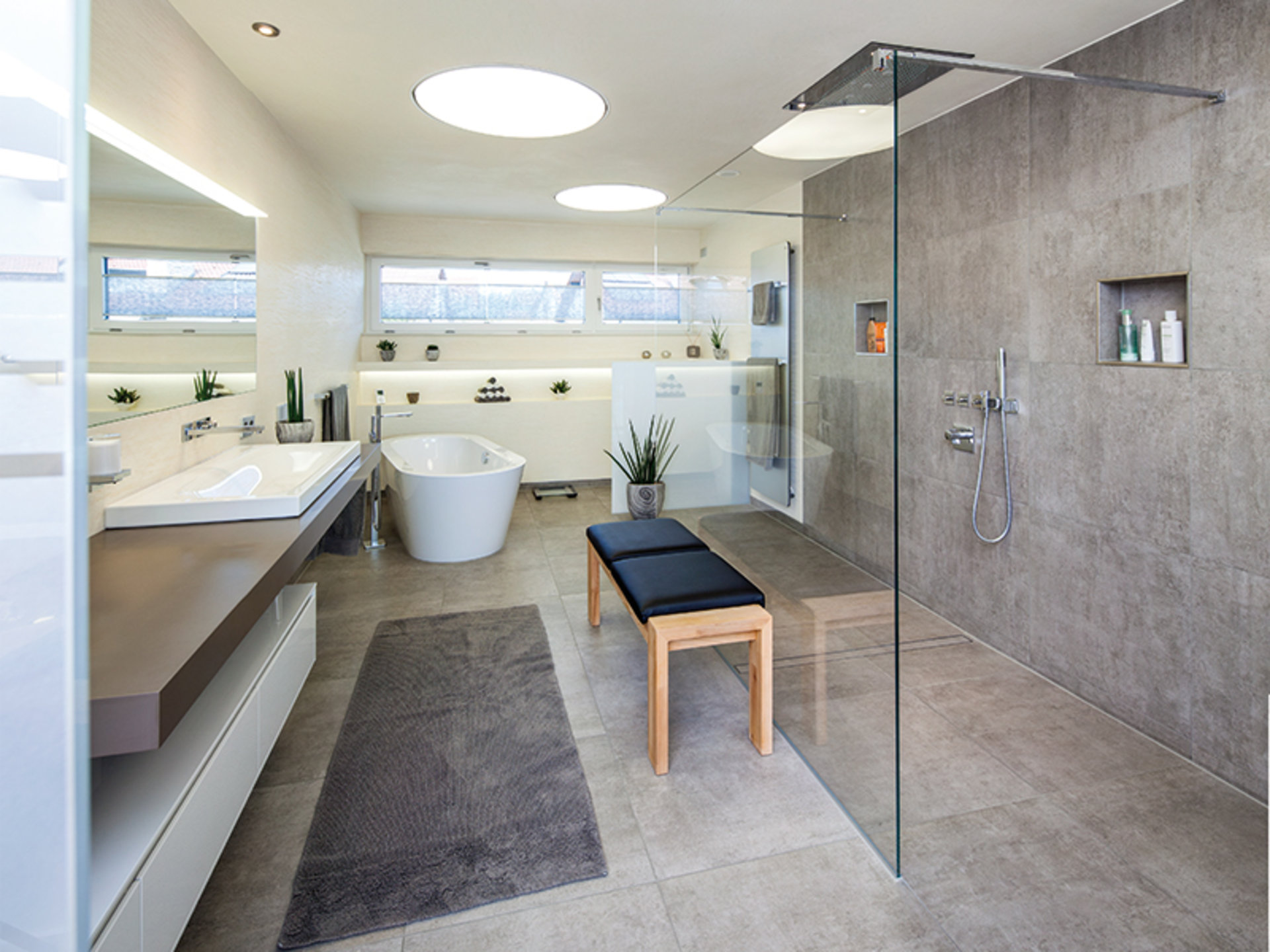 BAUMEISTER-HAUS Uthoff – Offenheit und Luftigkeit prägen auch das Lebensgefühl im Obergeschoss. Hier das großzügige Wohnbad mit Doppelwaschtisch, geräumiger Dusche und freistehender Badewanne