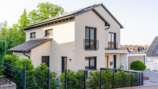 Außenansicht von Haus Brombach: Straßensicht