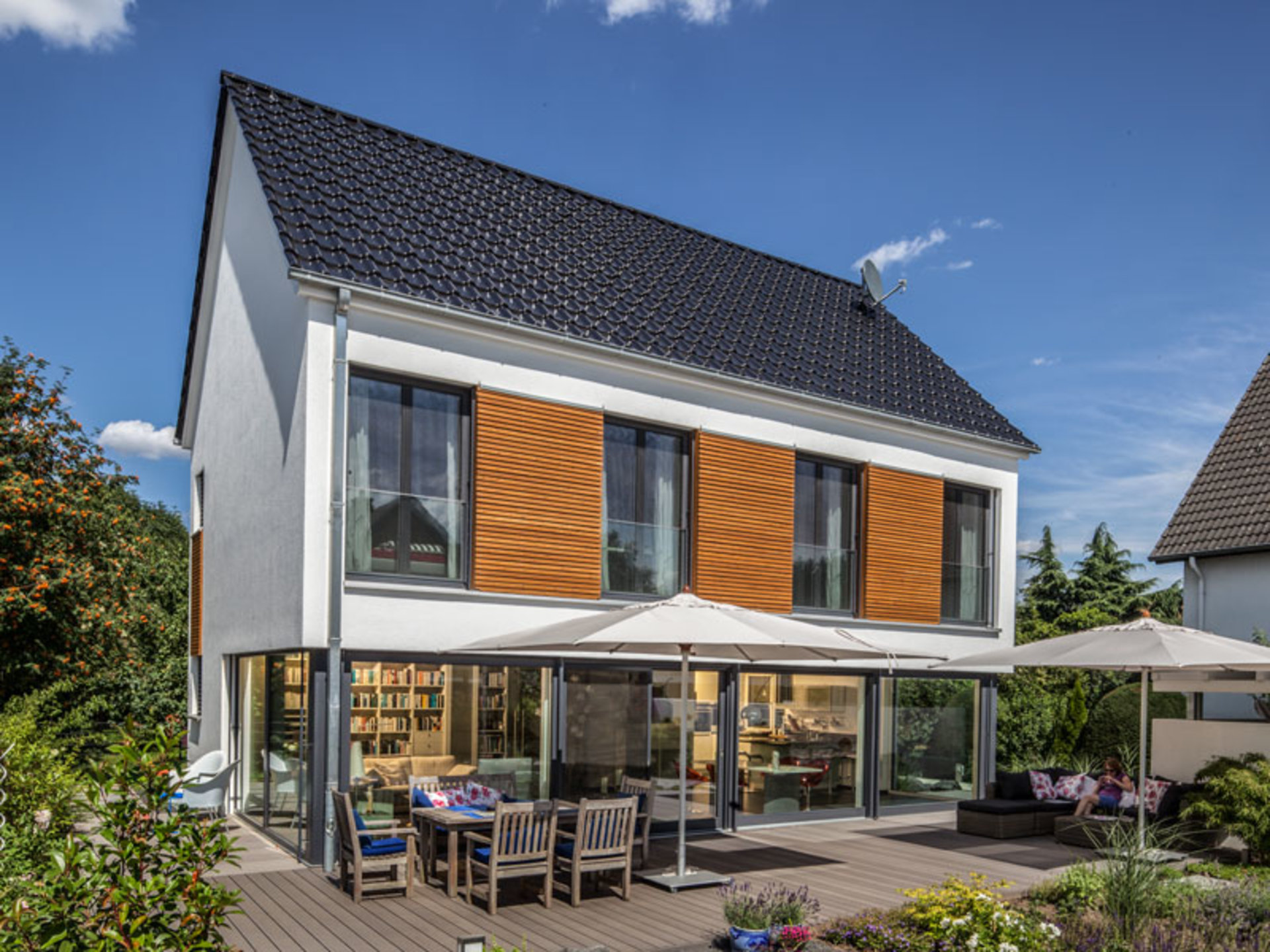 Haus Zacher mit geräumiger Holzterasse (Foto: BAUMEISTER-HAUS)