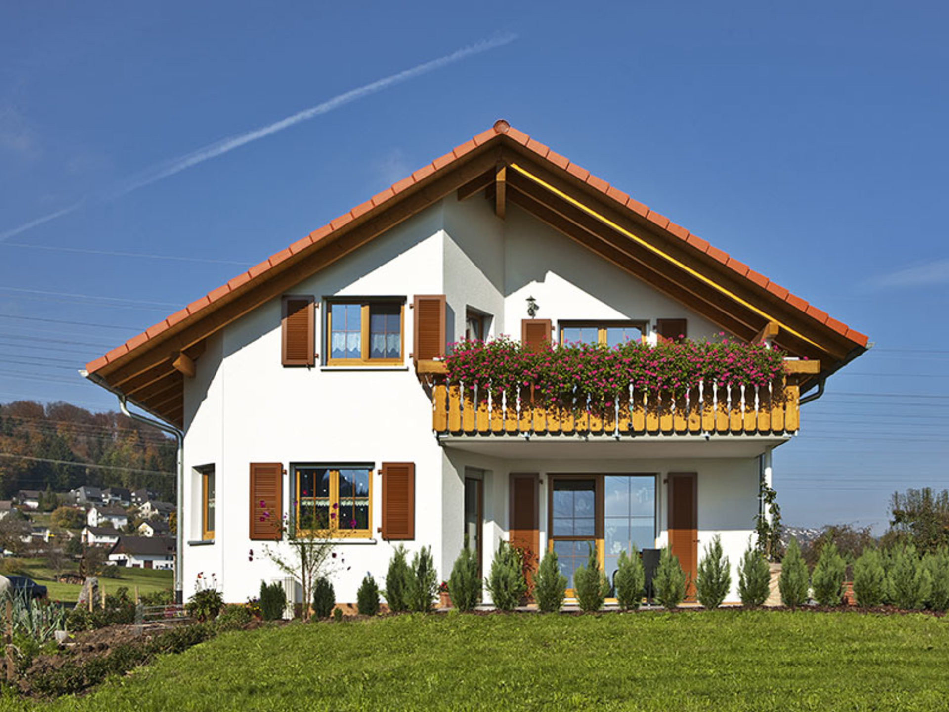 Haus Niedermayer in klassicher Bauweise mit großem Balkon (Foto: © BAUMEISTER-HAUS)