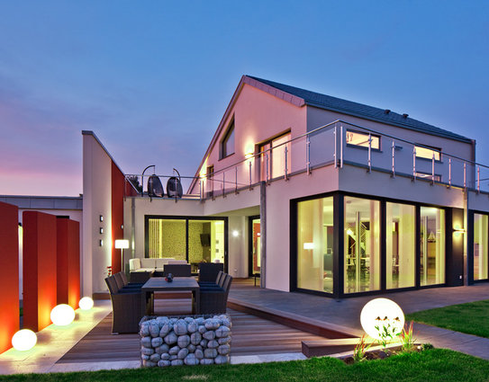 Lichtelemente ergänzen die Gestaltung von Garten und Terrasse. (Foto: Baumeister-Haus)