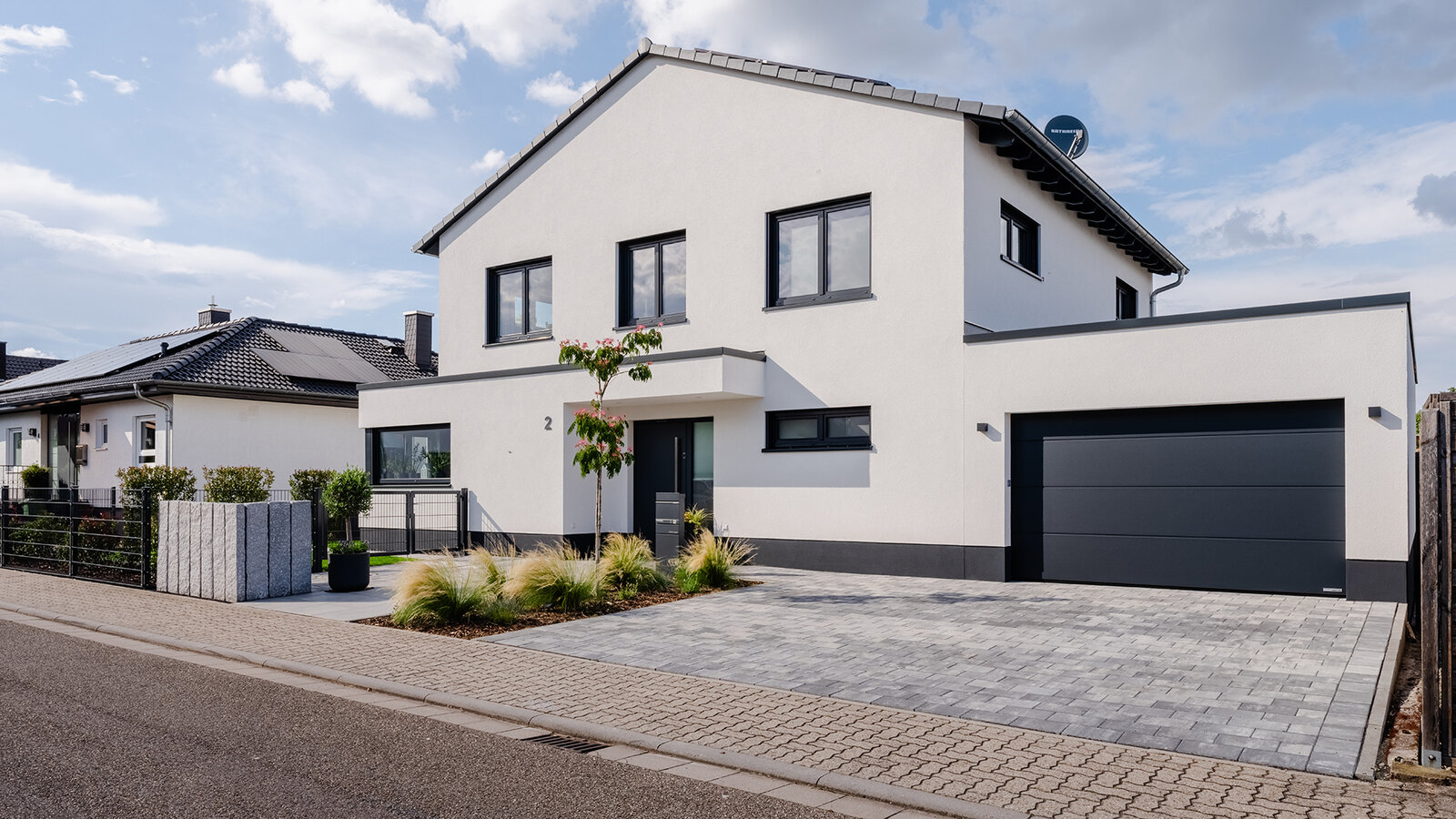 Außenansicht von Haus Montero: Straßensicht