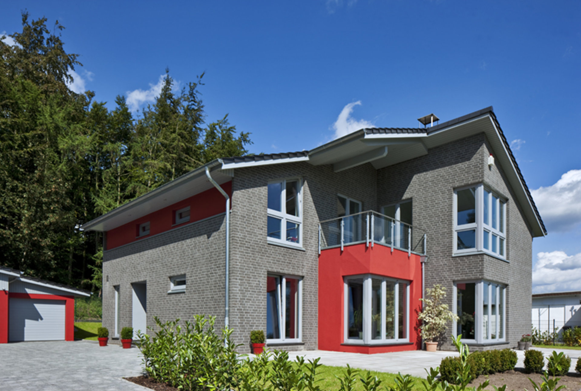 Haus Nelsen mit mit Klinker- und Putzfassade und bodentiefen Eckfenstern (Foto: BAUMEISTER-HAUS)